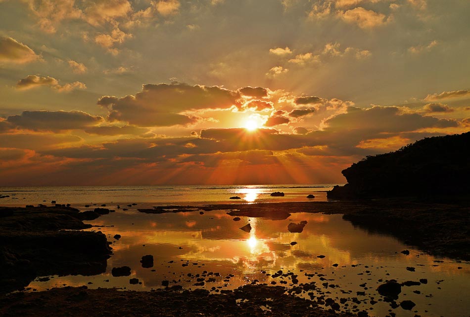 渡具知ビーチの夕陽 by 花都誉