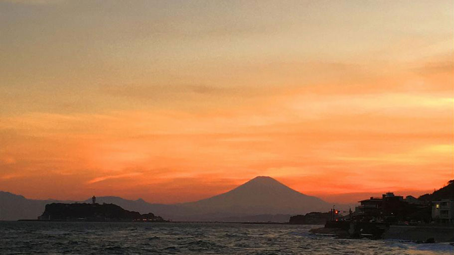 稲村ケ崎からの夕陽 江の島 富士山