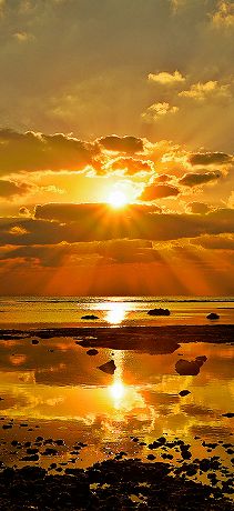 沖縄渡具知ビーチ 海に映る夕陽 iPhone16/Android待受け、縦横比19.5×9