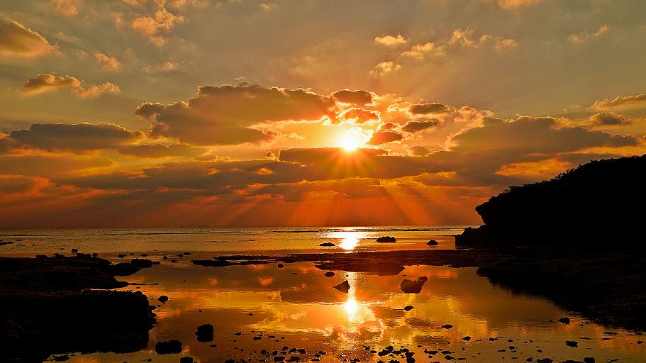 沖縄渡具知ビーチ 海に映る夕陽、PC/iPad壁紙