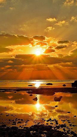 沖縄渡具知ビーチ 海に映る夕陽 iPhone8/Android待受け、縦横比19×6
