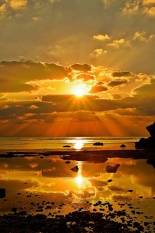 沖縄渡具知ビーチ 海に映る夕陽 iPad/Androidタブレット待受け