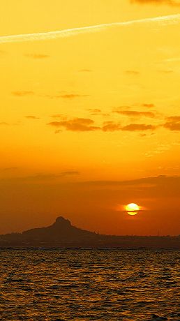 沖縄渡具知ビーチ 海に映る夕陽 iPhone8/Android待受け、縦横比19×6