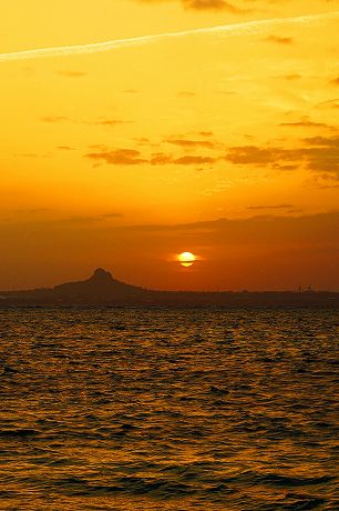 沖縄渡具知ビーチ 海に映る夕陽 iPad/Androidタブレット待受け