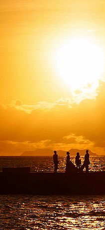 美らSUNビーチからの夕陽 iPhone16/Android待受け、縦横比19.5×9