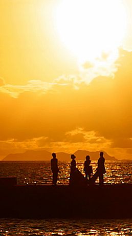 美らSUNビーチからの夕陽 iPhone8/Android待受け、縦横比19×6