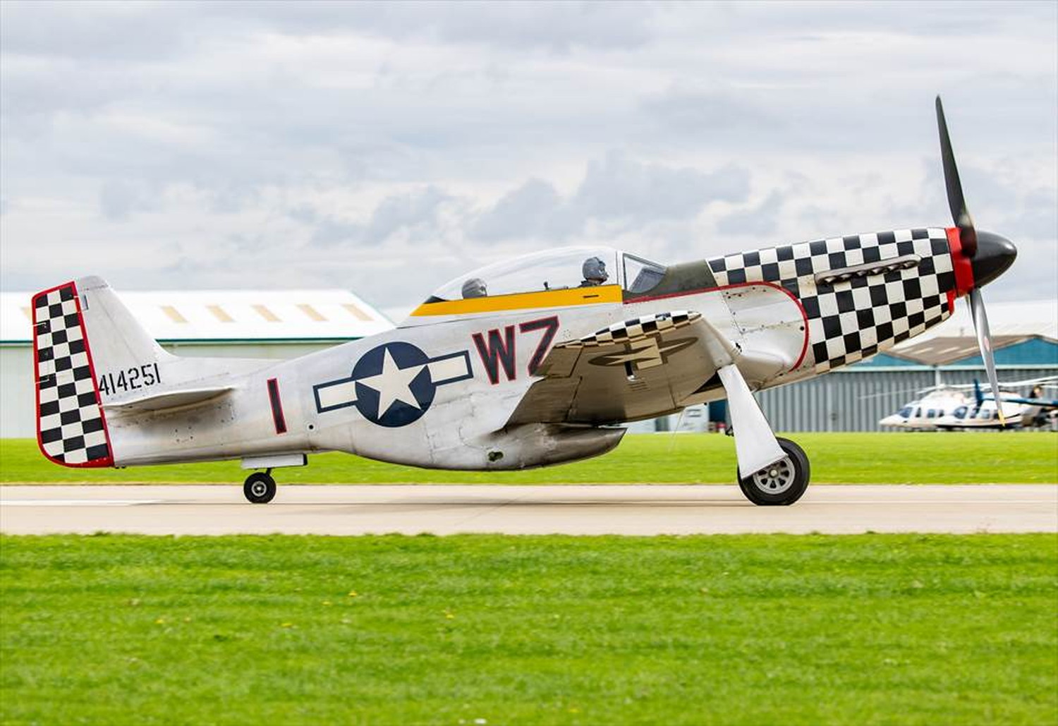 飛行機と戦闘機のポストカードとポスター用の写真です|著作権フリー