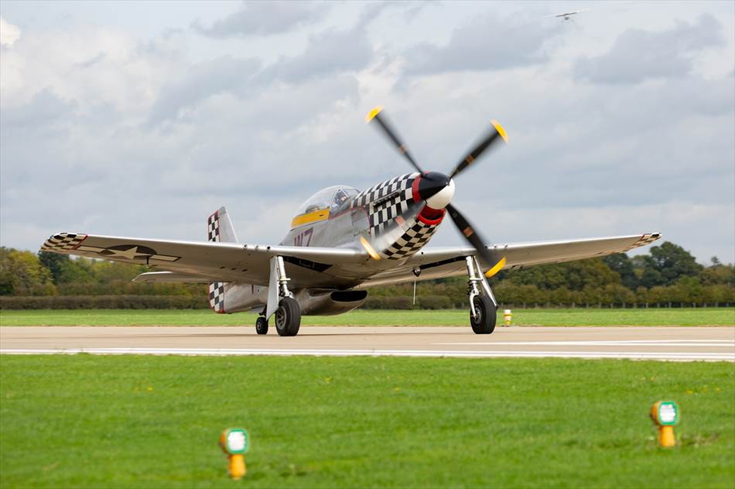 飛行機と戦闘機のポストカードとポスター用の写真です|著作権フリー