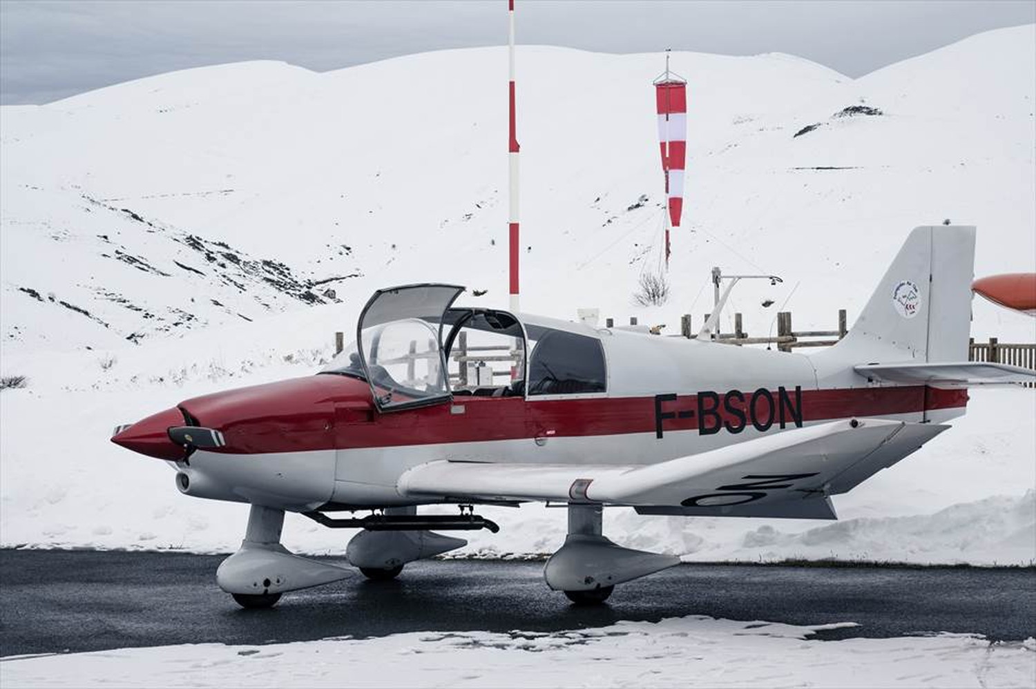 飛行機と戦闘機のポストカードとポスター用の写真です|著作権フリー