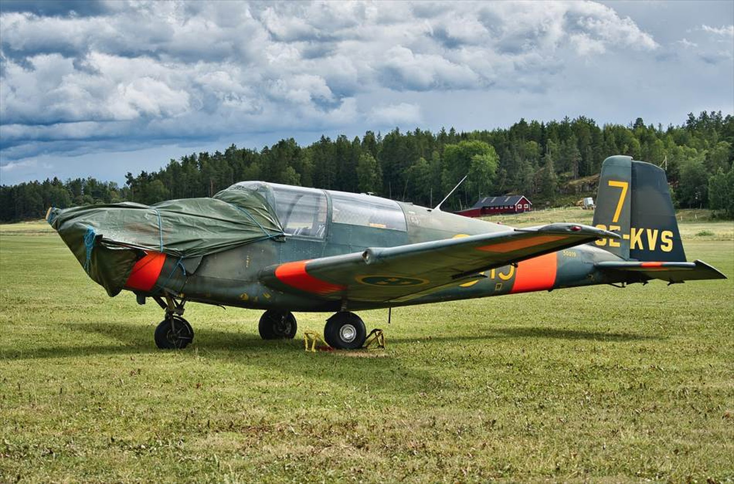 飛行機と戦闘機のポストカードとポスター用の写真です|著作権フリー