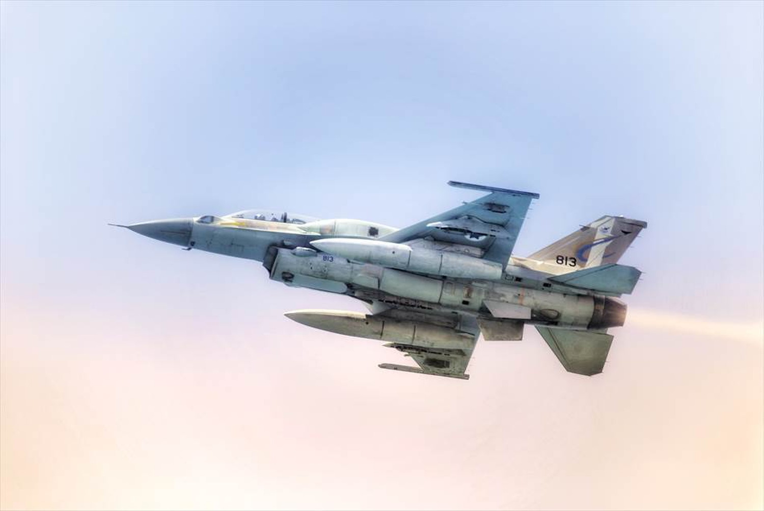 飛行機と戦闘機のポストカードとポスター用の写真です|著作権フリー