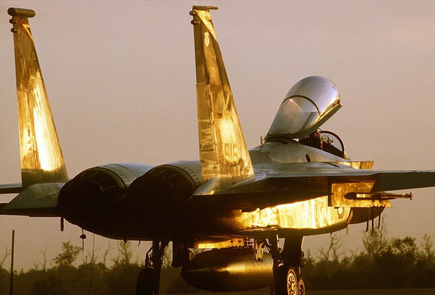 飛行機と戦闘機のポストカードとポスター用の写真です|著作権フリー