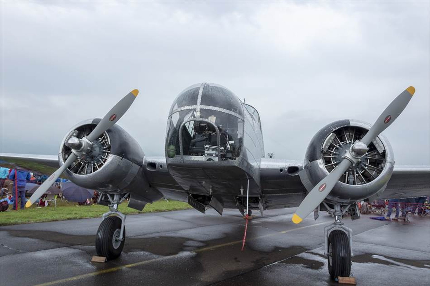 飛行機と戦闘機のポストカードとポスター用の写真です|著作権フリー