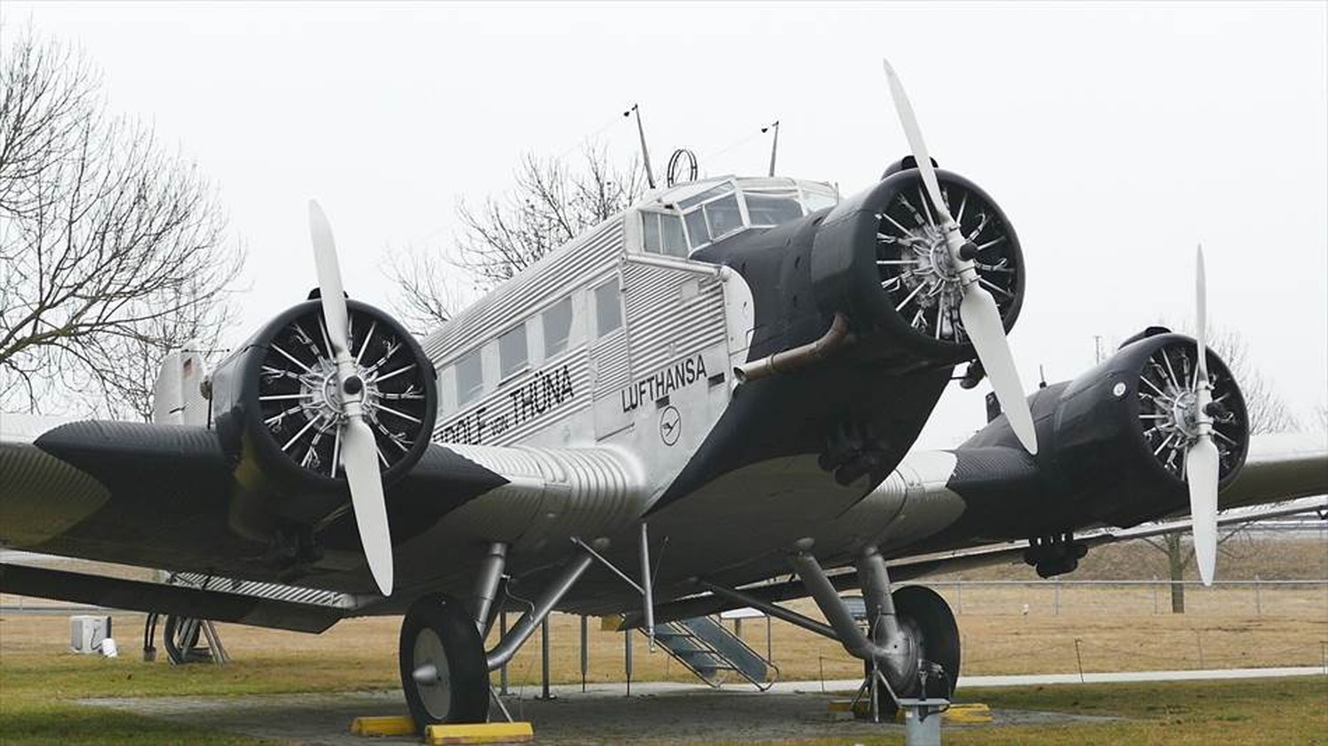 飛行機と戦闘機のポストカードとポスター用の写真です|著作権フリー