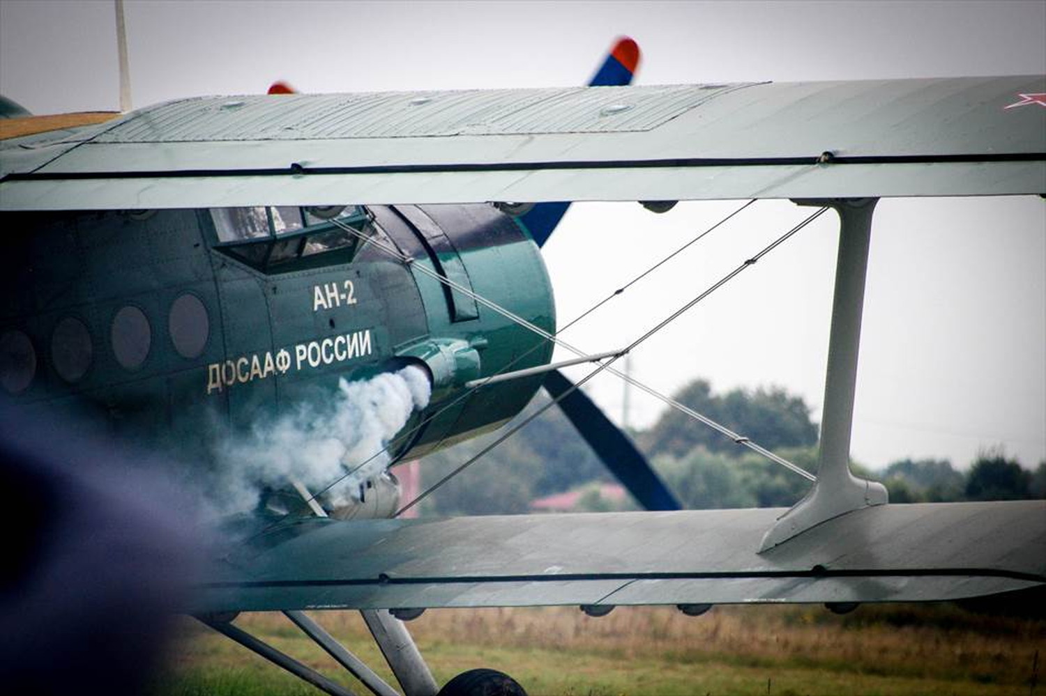 飛行機と戦闘機のポストカードとポスター用の写真です|著作権フリー