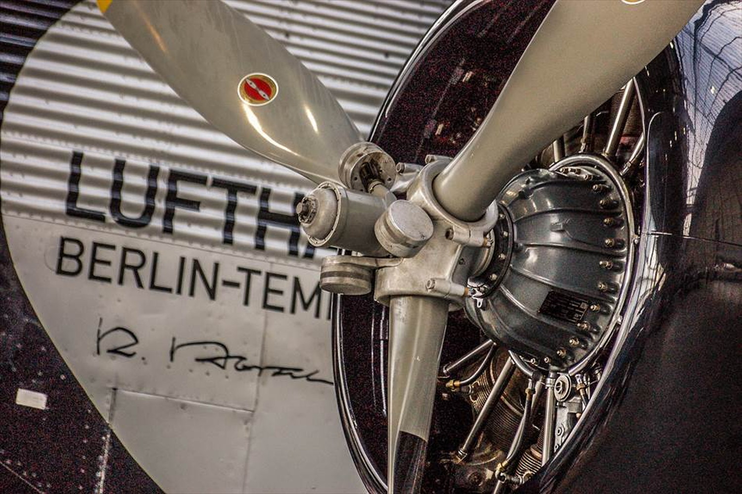 飛行機と戦闘機のポストカードとポスター用の写真です|著作権フリー