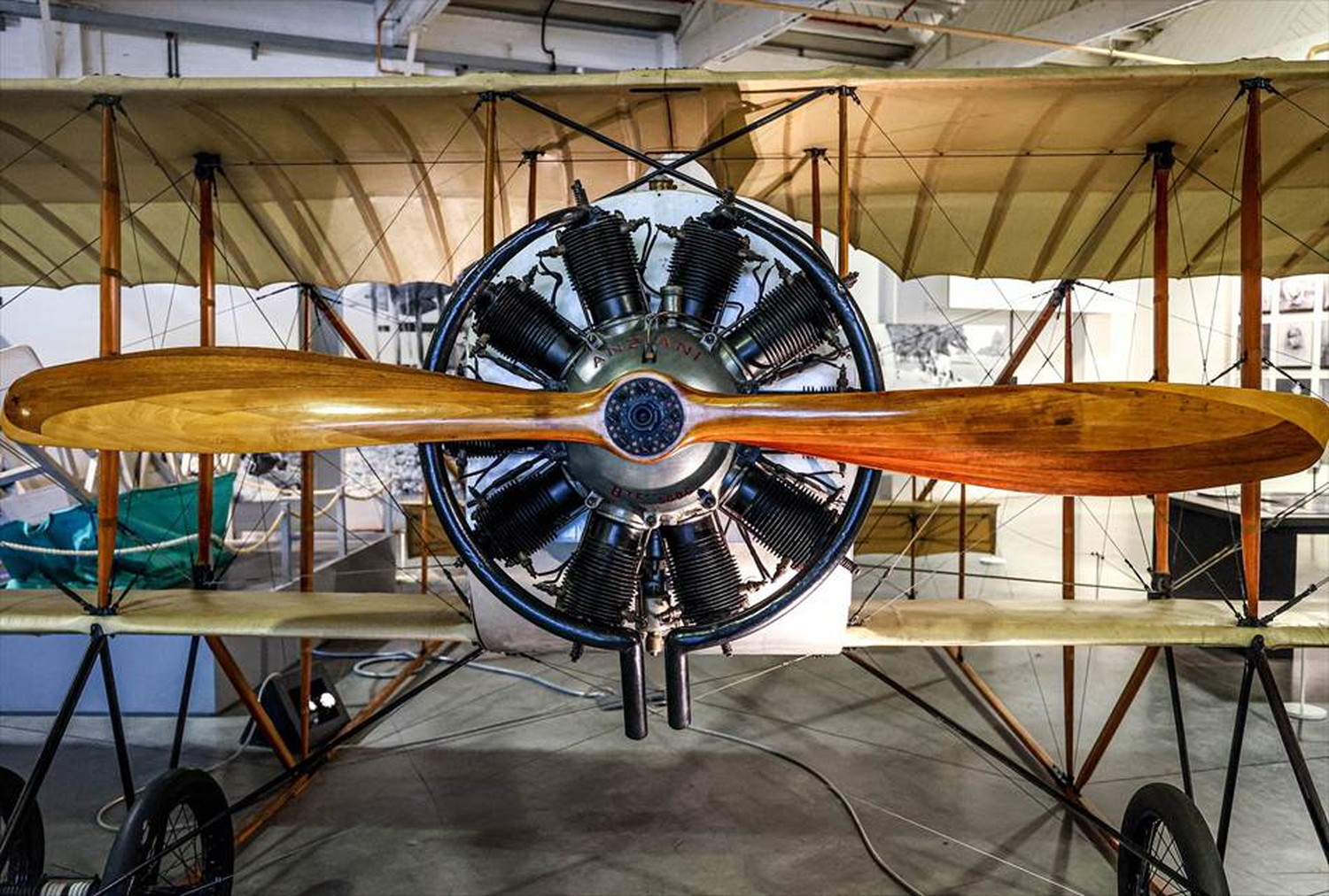 飛行機と戦闘機のポストカードとポスター用の写真です|著作権フリー