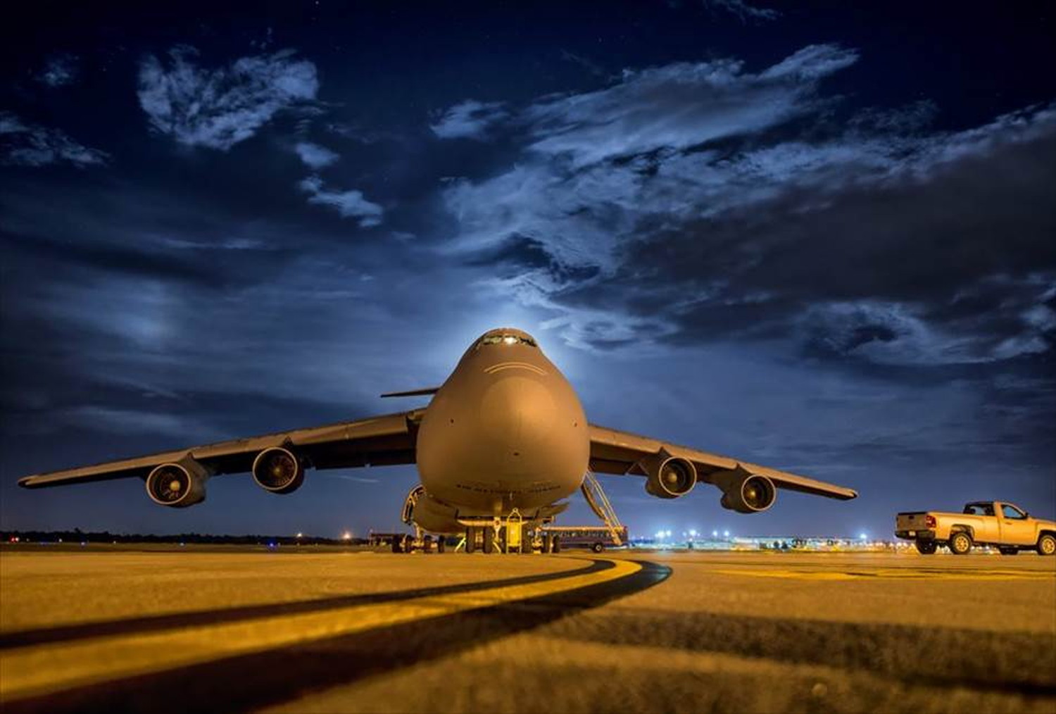 飛行機と戦闘機のポストカードとポスター用の写真です|著作権フリー