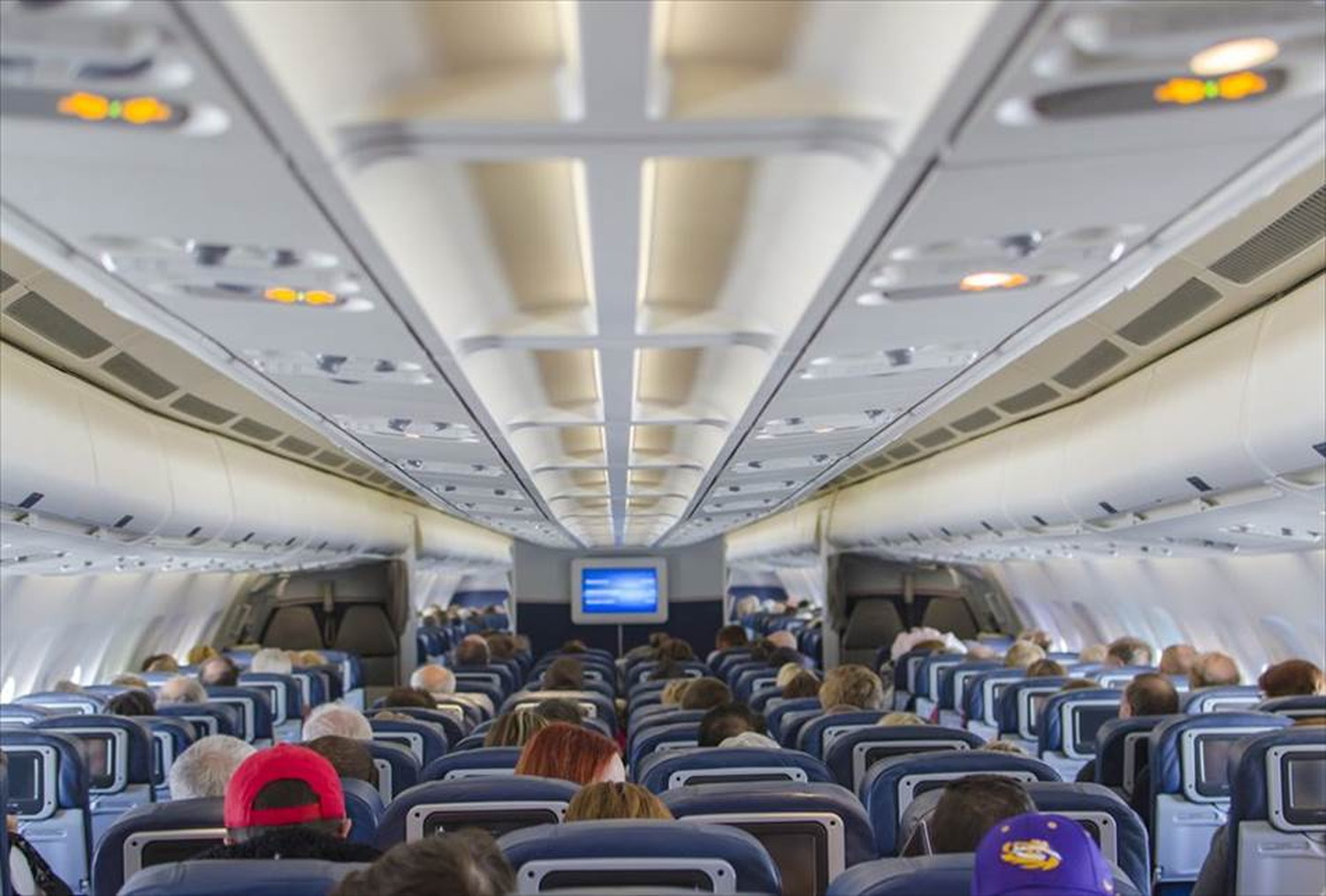 飛行機と戦闘機のポストカードとポスター用の写真です|著作権フリー