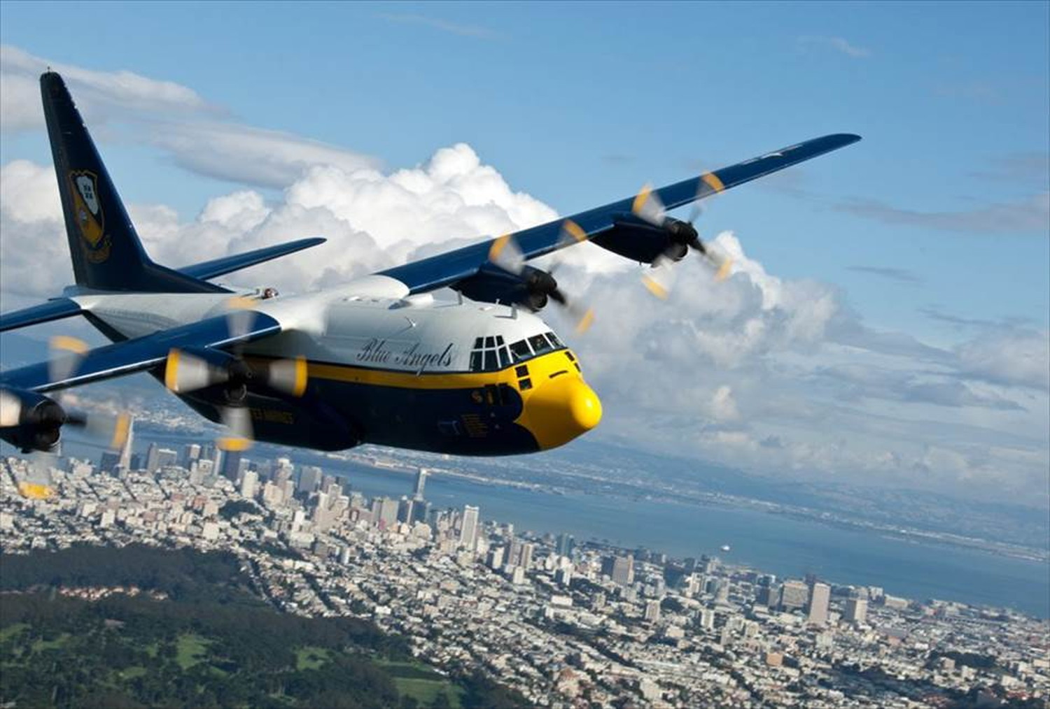 飛行機と戦闘機のポストカードとポスター用の写真です|著作権フリー