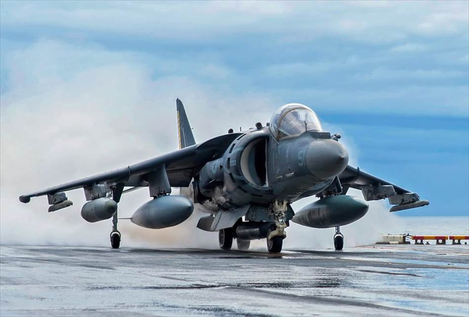 飛行機と戦闘機のポストカードとポスター用の写真です|著作権フリー