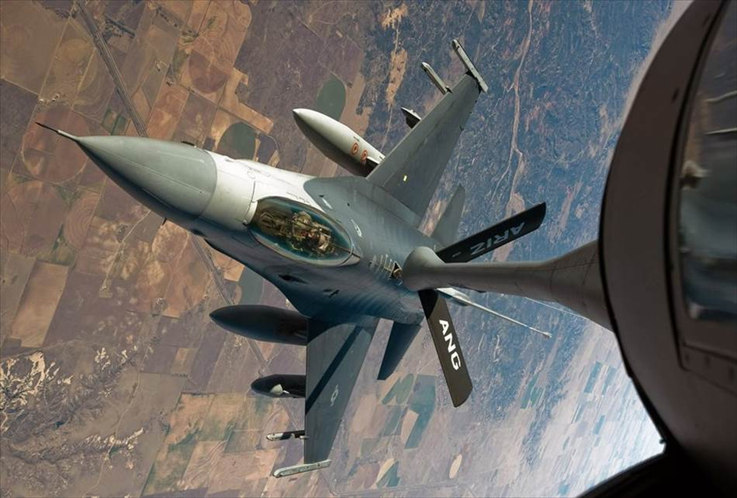 飛行機と戦闘機のポストカードとポスター用の写真です|著作権フリー