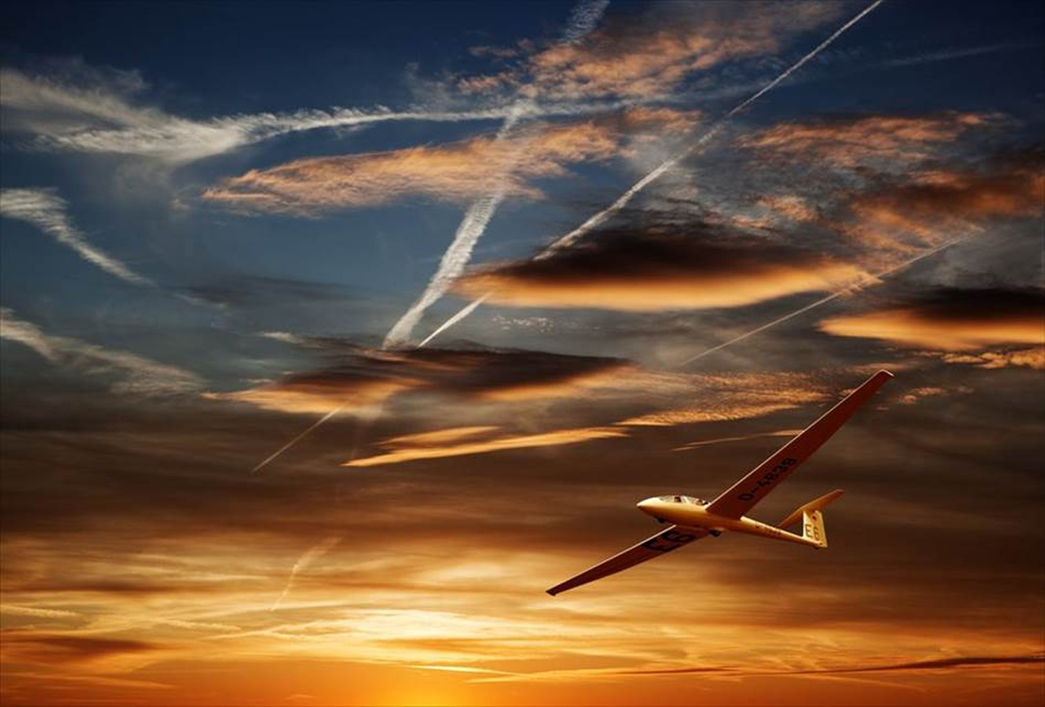 飛行機と戦闘機のポストカードとポスター用の写真です|著作権フリー