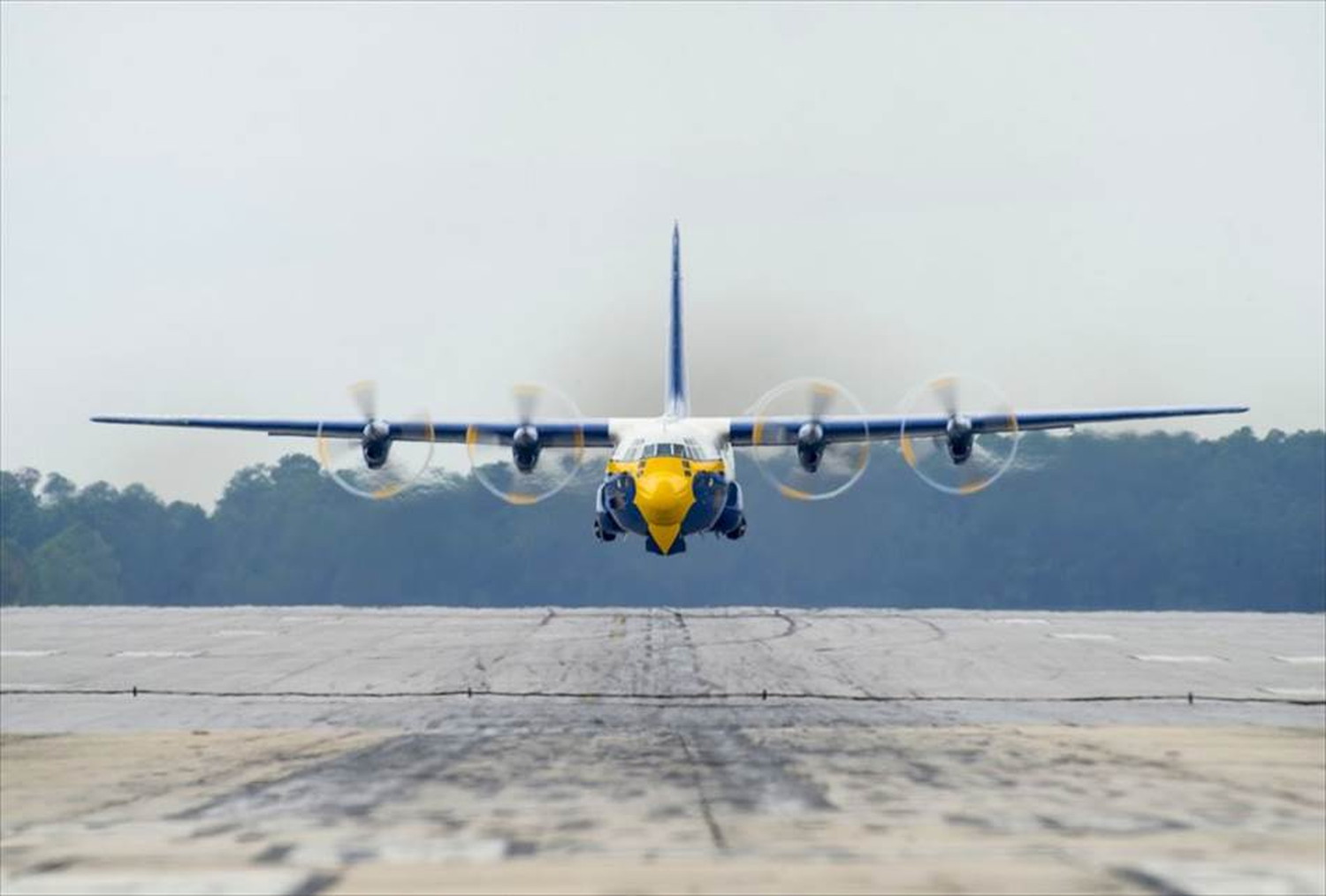 飛行機と戦闘機のポストカードとポスター用の写真です|著作権フリー