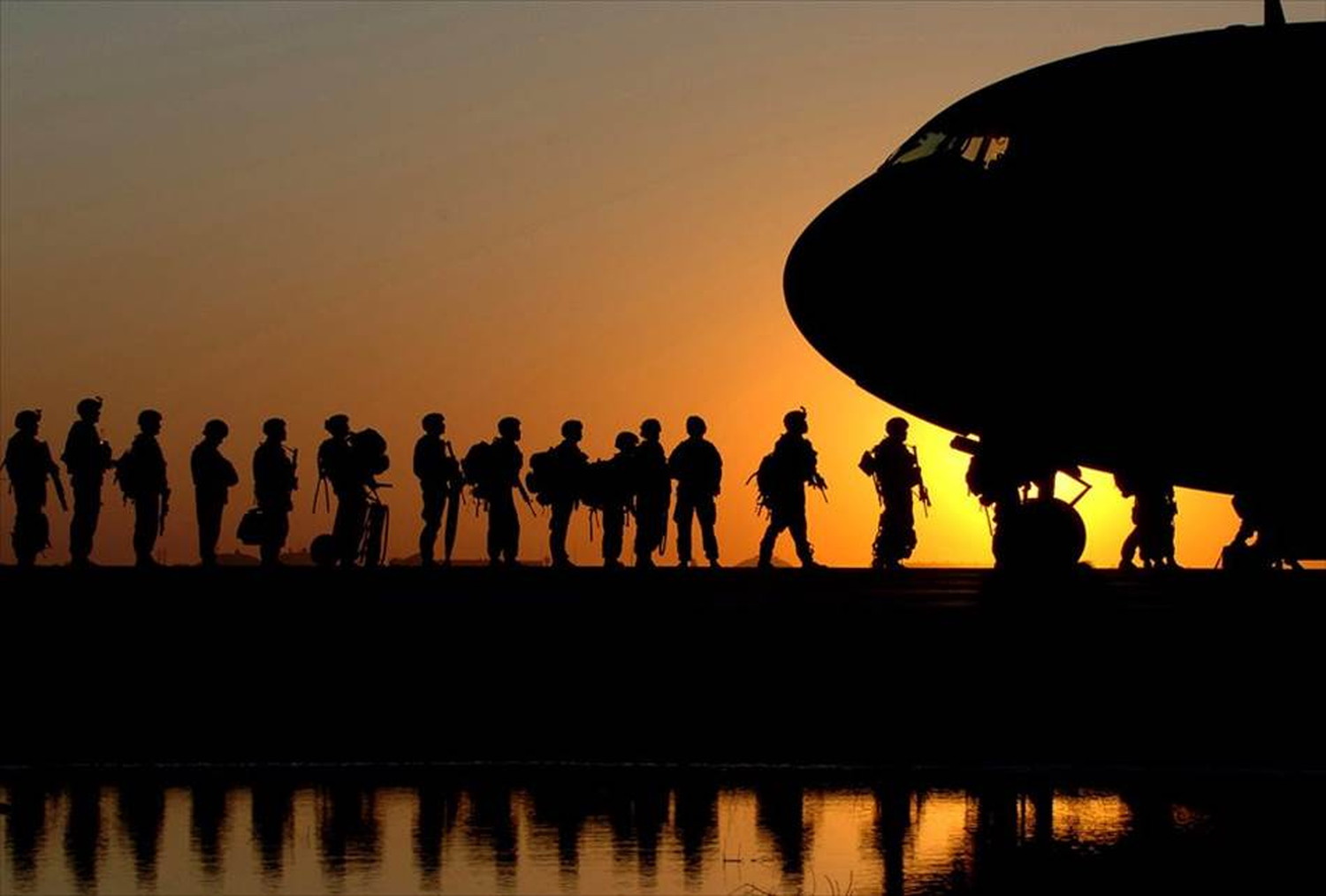 飛行機と戦闘機のポストカードとポスター用の写真です|著作権フリー