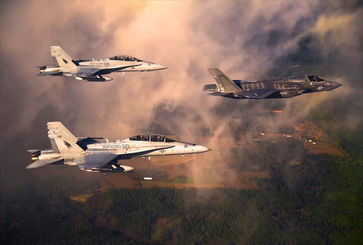 飛行機と戦闘機のポストカードとポスター用の写真です|著作権フリー