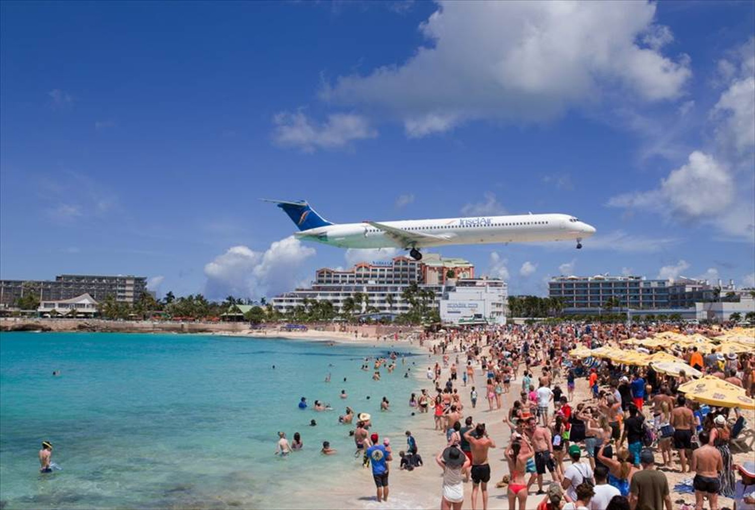 飛行機と戦闘機のポストカードとポスター用の写真です|著作権フリー