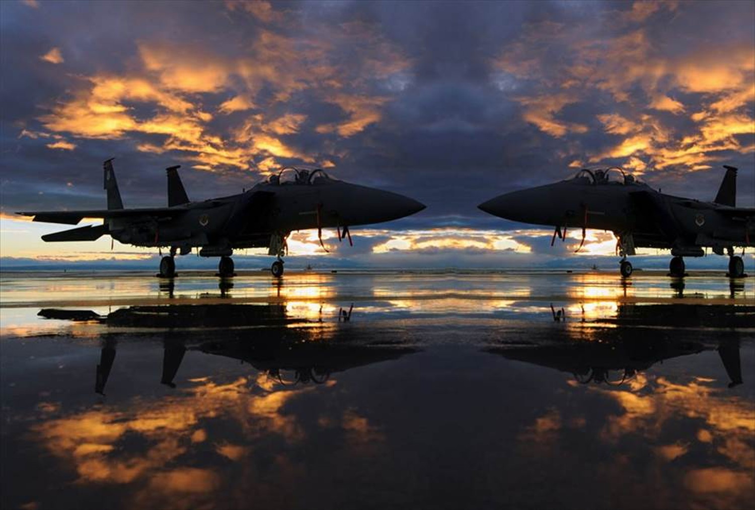 飛行機と戦闘機のポストカードとポスター用の写真です|著作権フリー