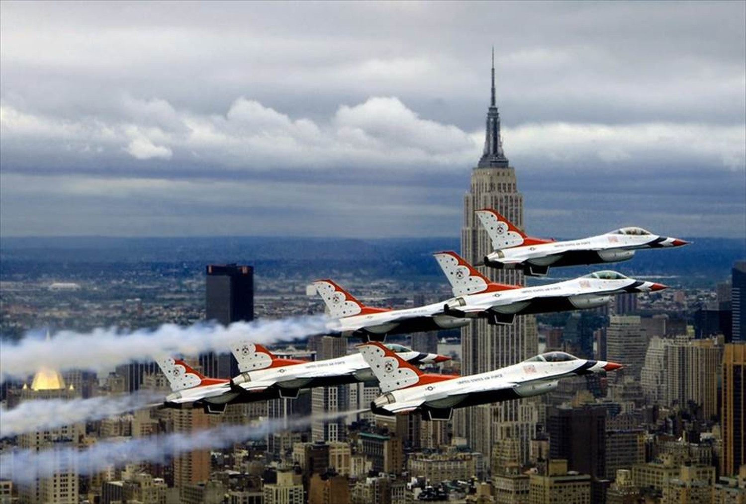 飛行機と戦闘機のポストカードとポスター用の写真です|著作権フリー