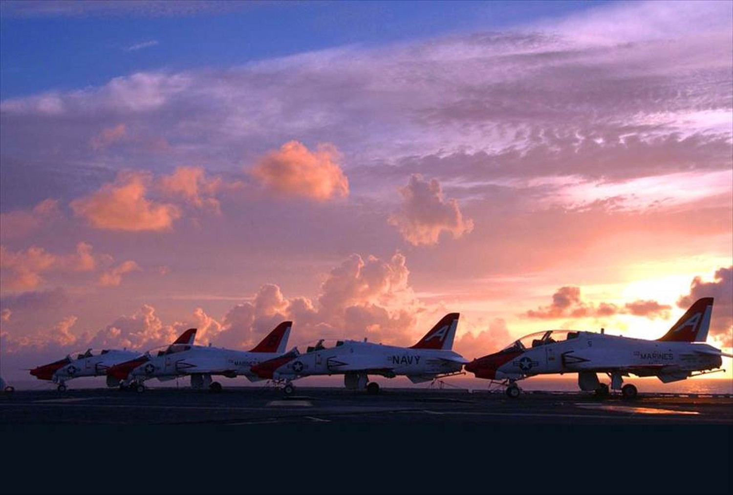 飛行機と戦闘機のポストカードとポスター用の写真です|著作権フリー