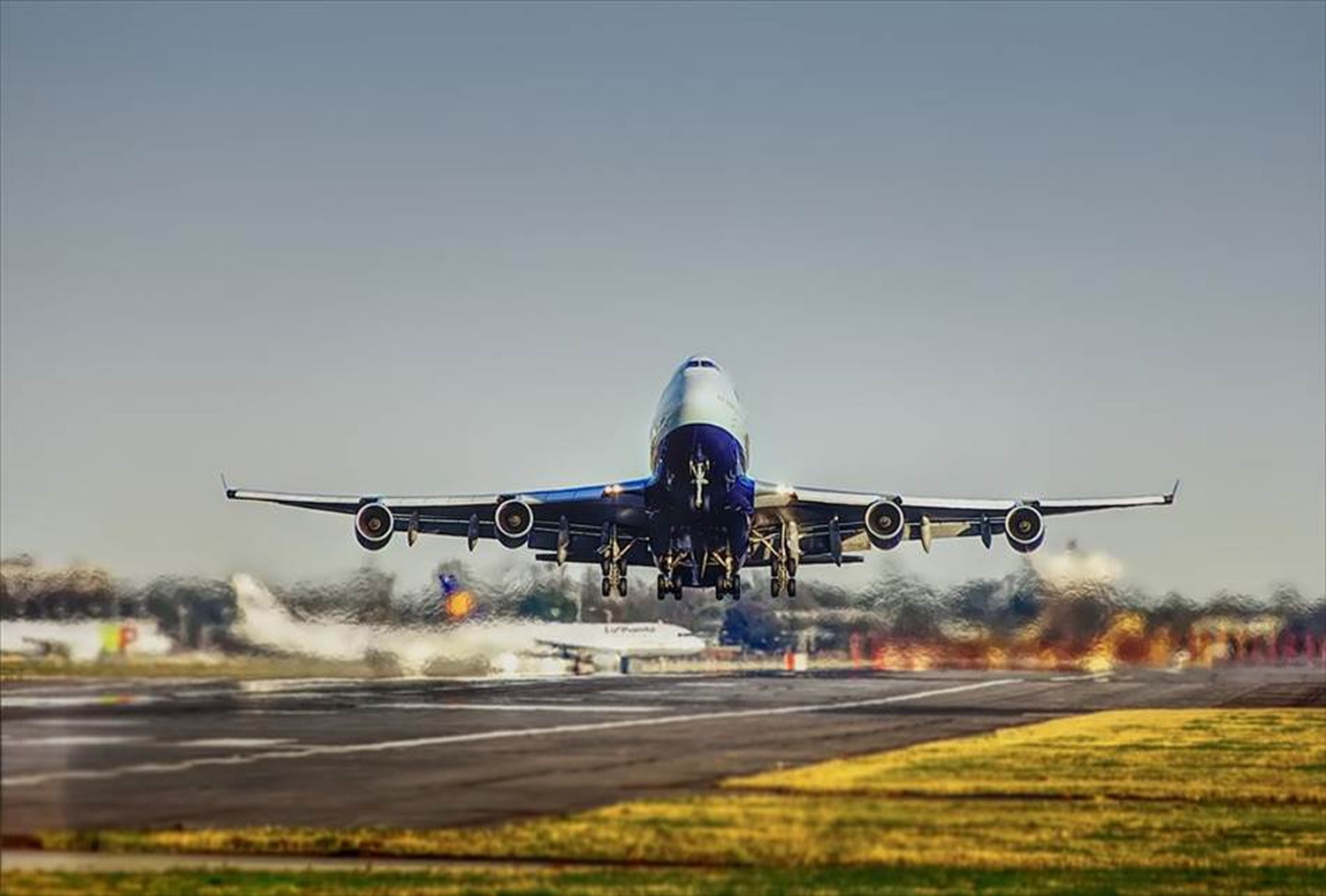飛行機と戦闘機のポストカードとポスター用の写真です|著作権フリー