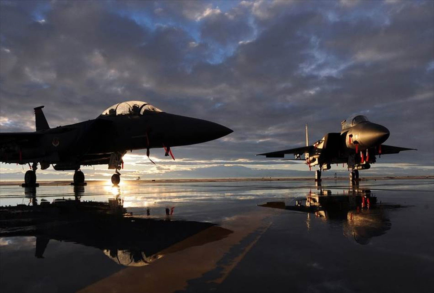 飛行機と戦闘機のポストカードとポスター用の写真です|著作権フリー