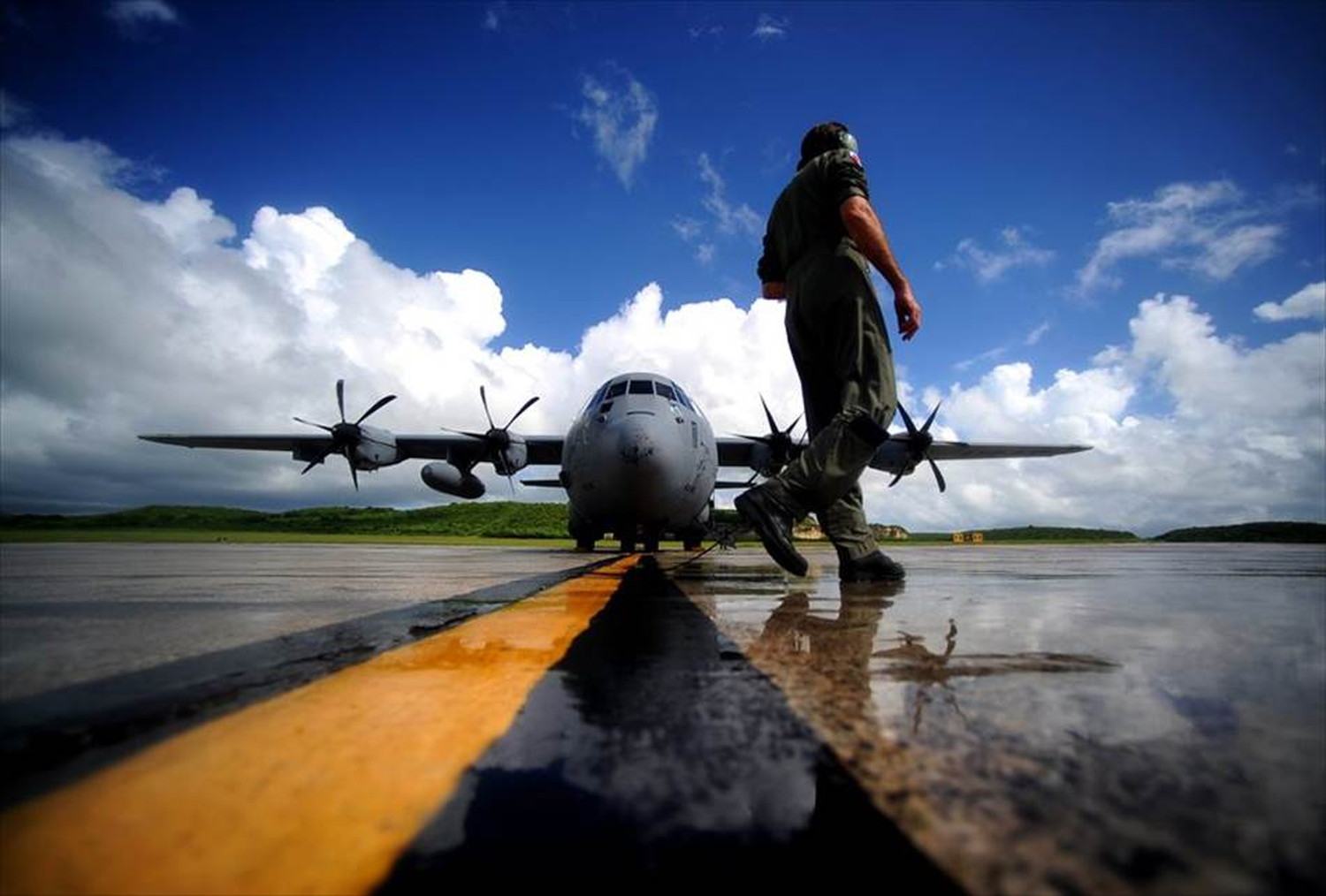 飛行機と戦闘機のポストカードとポスター用の写真です|著作権フリー