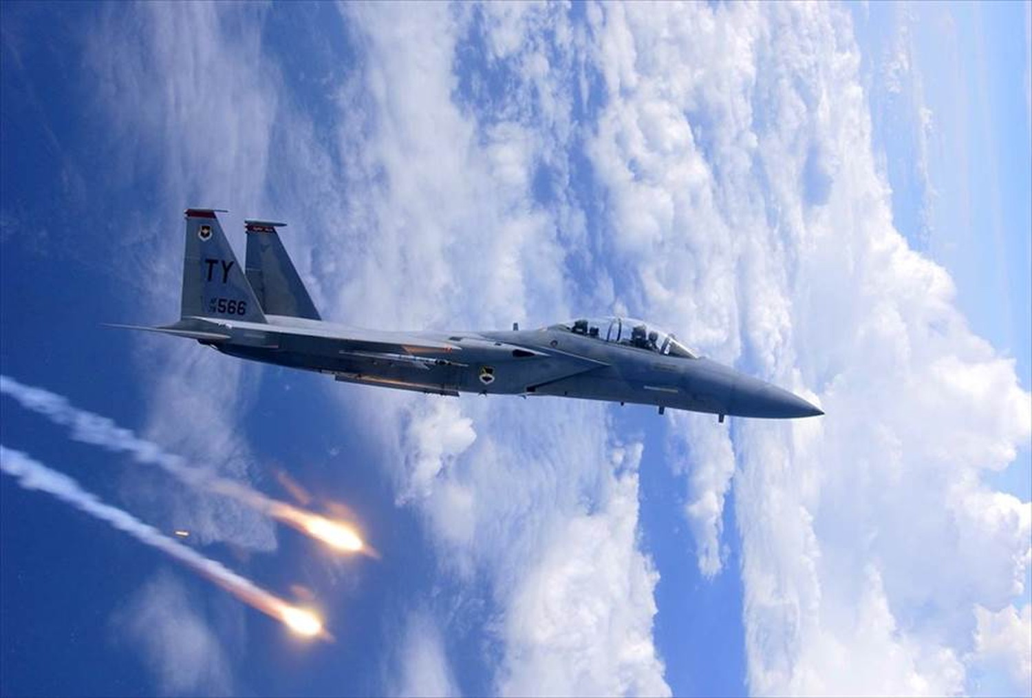 飛行機と戦闘機のポストカードとポスター用の写真です|著作権フリー