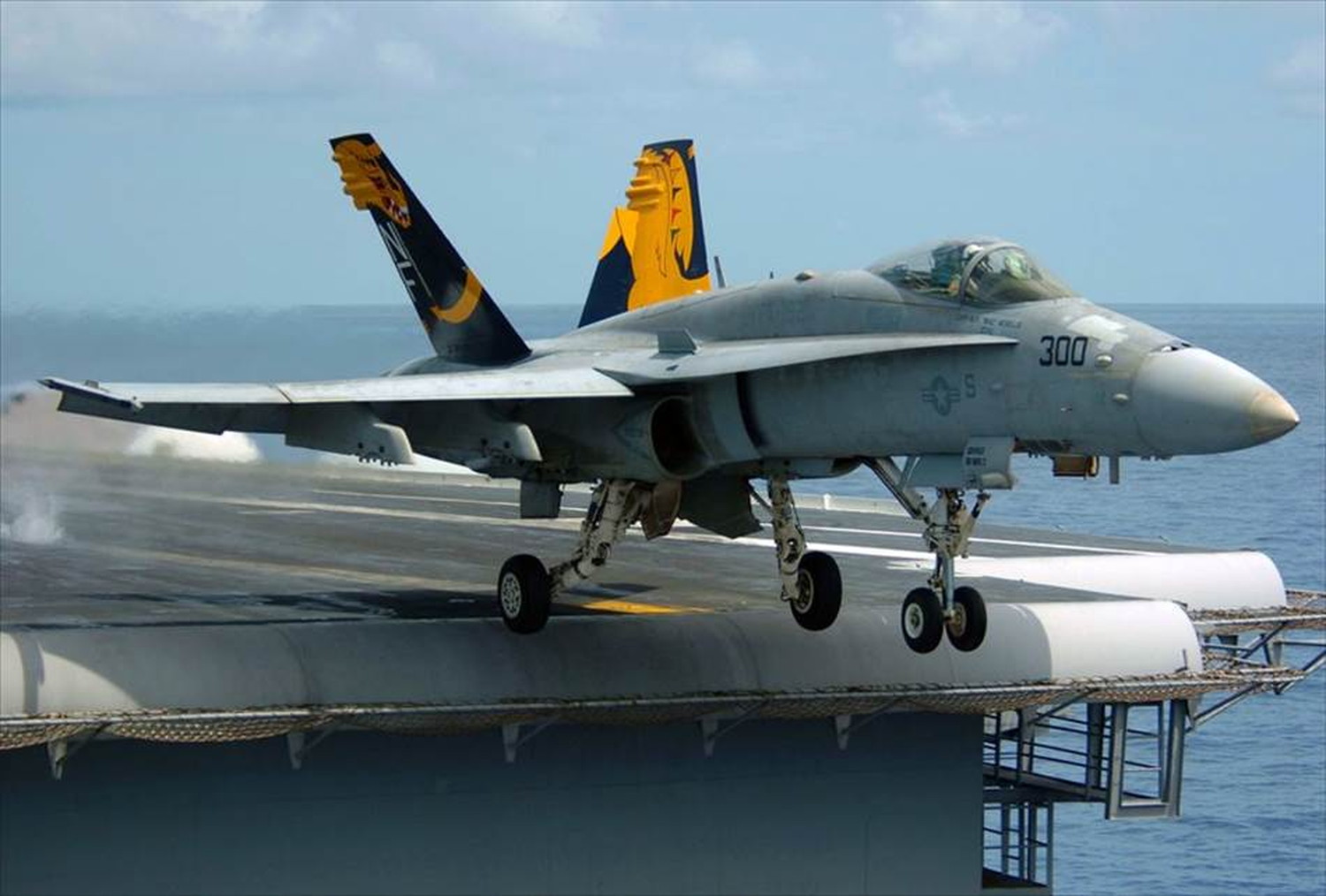 飛行機と戦闘機のポストカードとポスター用の写真です|著作権フリー